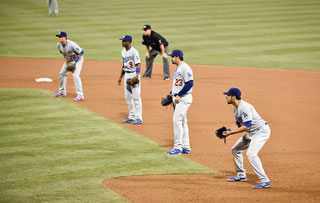 La difesa dei Dodgers contro San Diego (Denis Poroy/Getty Images)