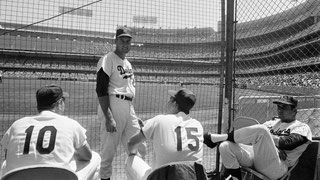 Nella foto il giocatore in piedi è Phil Regan. Seduti da sx a dx, il catcher Jeff Torborg, il pitchers Bob Miller e Ron Perranoski in una foto del 1966. (Photo: Sporting News via Getty Images)