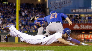 Nella foto Eric Hosmer scivola in prima base (foto da CNN)