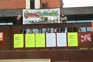 Mitglieder des Vereins Natur- und Umweltschutz Zollernalb protestieren vor der Stadthalle Sigmaringen gegen die »Müllverbrennung« bei Holcim. Foto: Visel