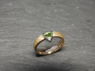 Bild:Ring,Gelbgold750,Weissgold750,Bicolor,Turmalin,olivegrün,Unikat