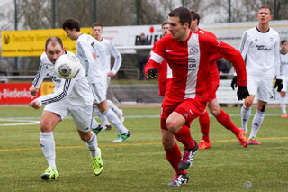 Foto aus der Saison 2015/2016. Andy Schoch und Kinzenbachs Kapitän Steffen Spottka im Zweikampf