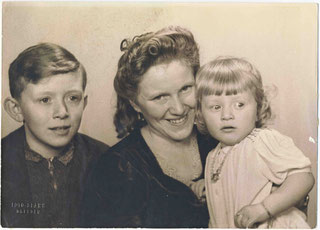 Mutter Frieda Conrad, Sohn Johannes und Tochter Irene, 1940
