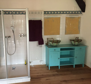 Waschtisch in kräftigen Farben - Energie für den ganzen Tag - Land