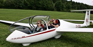 Flugschüler Leonard (vorne) ist bereit für seine Überlandflugeinweisung mit Fluglehrer Michael (hinten)