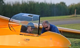 Schüler Johannes wird von Fluglehrer Holger in das Flugzeugmuster Ka 8 eingewiesen