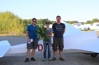 Freiflieger Samuel (mitte) mit seinen Fluglehrern Mark (links) und Mathias (rechts)