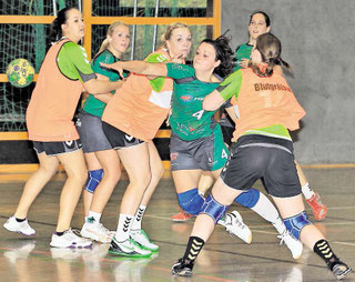 Ab durch die Mitte: die Altwarmbüchenerin Katrin Denker (Mitte) lässt die Wolfsburger Abwhen.