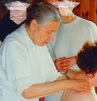Dr. Collier prüft das Bindegewebe
