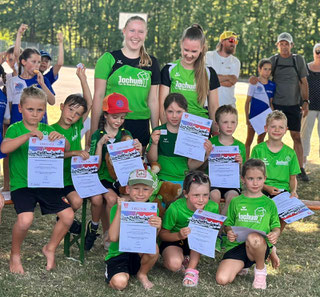 Das Team U8 der Kinderleichtathletik mit Trainerinnen Antonia Tischmacher und Lara Kanefzky nach der Siegerehrung
