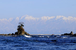 Scenic view of Amaharashi Coast in Takaoka, Toyama, with the Sea of Japan and the Tateyama mountain range in the distance, one of Hokuriku’s most picturesque hidden coastal landscapes