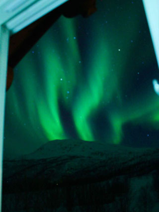 Nordlicht aus dem Fenster beobachten in Gibostad