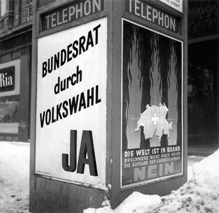 Plakate der SP für ihre Volkswahl-Initiative von 1942