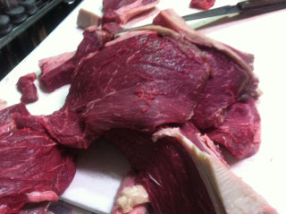 お肉は余計な脂やスジを取り除き、丁寧に下処理します。
