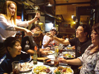 牛肉は「幸せホルモン」セロトニンを作り出し、お客様を笑顔にします