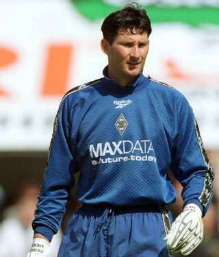 Er kam nach dem Abstieg 1999 als Ersatzkeeper: Der leider viel zu früh verstorbene Bernd Meier trug drei Jahre die Nr. 12.