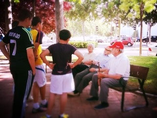 Niños conversan con mayores en el parque de La Maceta de Vicálvaro (Imagen: El Distrito)