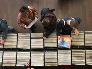 Schallplatten-Sammler beim Stöbern auf einer Plattenbörse (Foto: Agentur Lauber/Düsseldorf))