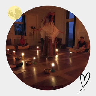 Wir freuen uns, dich mit unseren Schamanischen Seminaren und Ritualen zu unterstützen, dein Potenzial und deine Kraft zu leben. Umrahmt von Zeremonien und Klang- und Atemarbeit.