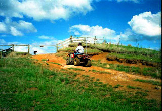 John fuhr mit dem four-Wheeler zu entlegenen Weiden