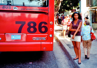 eine Schöne am roten Bus