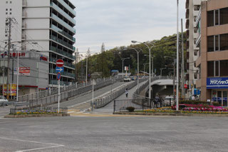 駅前ロータリーの傾斜道路を登る