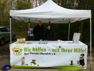 Monika und Dieter am Checkpoint der Tiertafel; Foto: Cremer
