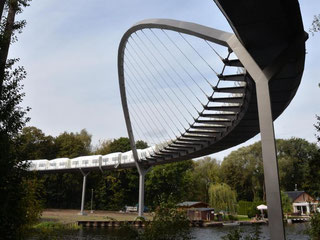 Diese Brücke in Rathenow wurde neu gebaut. Sie verbindet das Buga-Gelände, das rings um den Bismarckturm am Weinberg entsteht, mit dem Optikpark. Foto: Bernd Settnik
