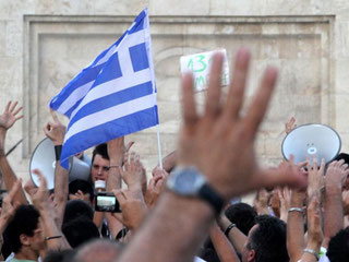 Griechen demonstrieren in Athen gegen die Sparpläne der Regierung. Foto: Alexandros Vlachos/Archiv