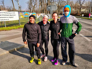 Martin Mistelbauer ganz rechts neben Tanja Bauer. Beim Training (und zum Anfeuern) waren (von links) Ücler Yilmaz und Lisa-Maria Leutner mit dabei. (Foto zVg)