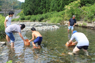 小様川で遊ぶ