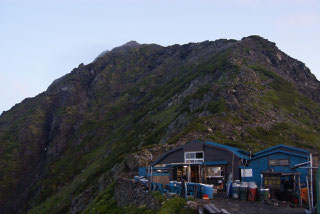 北岳肩の小屋と北岳（左奥に薄く見える）