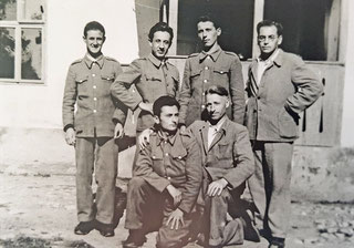 Ganz rechts Josef Grüblinger (1948) als Mitglied der Lagerleitung.