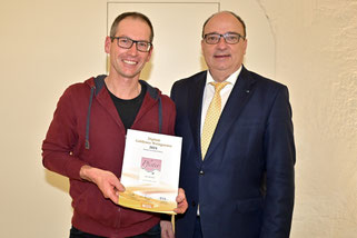 Diplomübergabe durch Regierungsrat Markus Dieth 