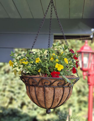 Blumenampel aus Eisen als hängende Deko