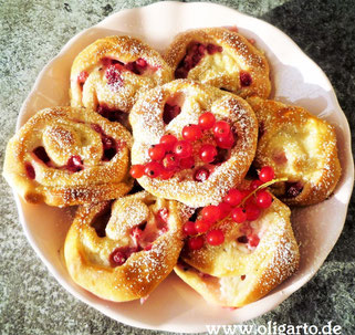 Heferolls mit Johanisbeeren und Pudding Oligarto Rezepte