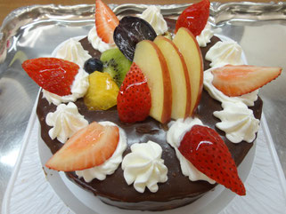 チョコレートケーキ　フルーツ飾り