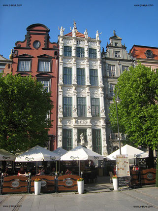 Wunderschönes Gdansk (Danzig): Der vergleichende Blick auf historische Fotografien offenbart zuweilen  Abweichungen im Verhältnis Original / Rekonstruktion. Der Wiederaufbau der 1945 zu 90% zerstörten Altstadt war eine Mammutaufgabe