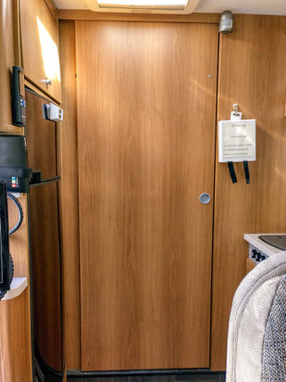 vom Wohnraum aus zwischen Kühlschrank und Küche