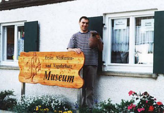 Gerhard Föhr mit einem 100 Jahre alten Nistkasten in der Hand.  (Foto: Gerhard Föhr)