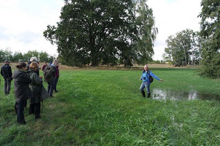 FFH-Tagung in Neuenhagen, Dr. Hartmuth Kretschmer erläutert die gleichbleibende Überflutung der Wiesen im FFH "Wiesengrund", Foto: NABU/Laura Klein