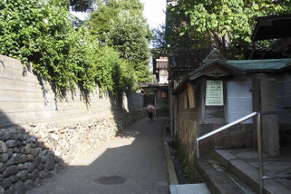 願念寺前から妙立寺の裏門が見える