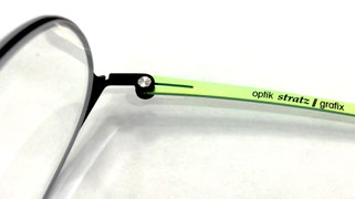 Teilansicht einer Titanbrille mit lasergraviertem Logo von Optik Stratz