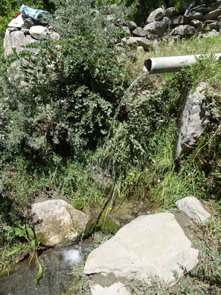 Dusche aus einem Gletscherbach