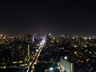 Blick über Bangkok bei Nacht