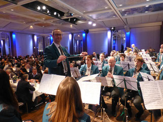 Vom Urlaub direkt an's Dirigentenpult. Michael Weber mit seinen Musikanten auf dem Festbankett des FVA.