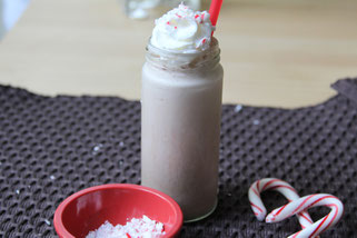 Iced peppermint mocha smoothie - such a delicous yet still healthy holiday treat!  This is perfect as a quick breakfast or delicous snack!