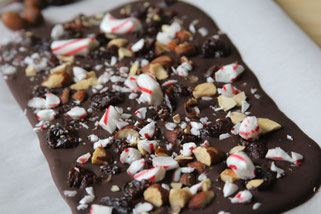 chocolate peppermint bark! 5 ingredients, 5 minute prep time!