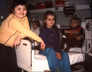 Kinder an der Dialyse in Heidelberg 1974  