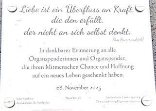 Erinnerungstext der 8. Oase geschenkten Lebens in Saarlouis - Foto: Bundesverband Niere e.V. / via Facebook, 2025